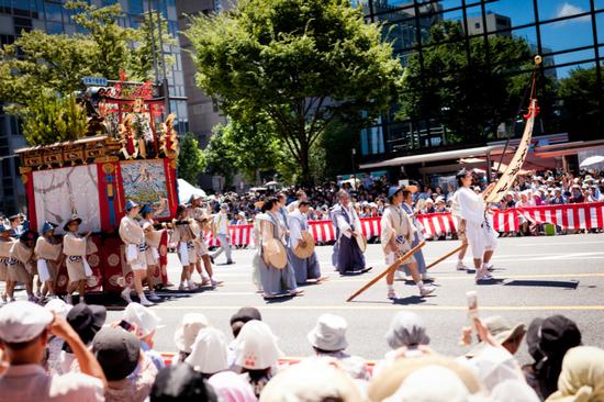 日本的“祭”指向神灵祈祷和祭拜祖先的仪式