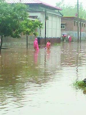 保定遭冰雹袭击地面白白一层 奔驰车被淹(图)