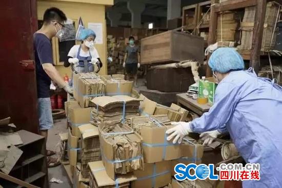 记者探访四川省图书馆古籍打包搬家