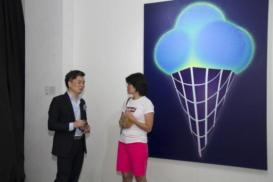策展人陈朝龙先生与艺术家李南南在展览现场.