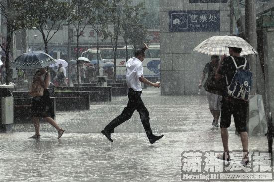 8月18日，长沙突降暴雨，长沙火车站，一名没带伞的男子在雨中奔跑。图/记者陈韵骄