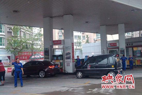 河南93號汽油每升降至5.76元