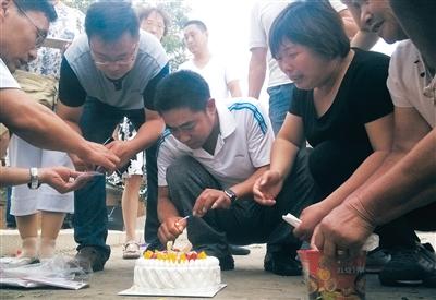 昨日，天津大港殡仪馆，家人买来生日蛋糕，为牺牲的消防员甄宇航过22岁生日