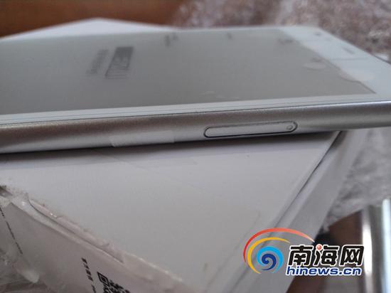 消费者刘生辉网购的手机，卡槽居然是画的，无法使用。