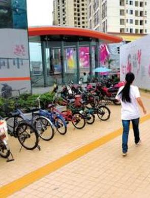 蓉地铁站外非机动车停车位无人看守