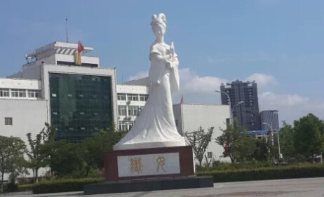 郧西县城七夕广场的织女塑像。 刘希平 摄