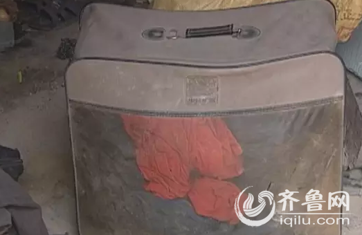 老人隨身只帶了三四個包裹，也都沒有任何身份信息。
