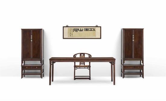 展览以黄花梨家具摆出书房场景 “晚明 黄花梨带坐圆角柜成对”、“晚明 黄花梨裹腿高罗锅帐大画桌”以及“晚明 黄花梨攒靠背圈椅
