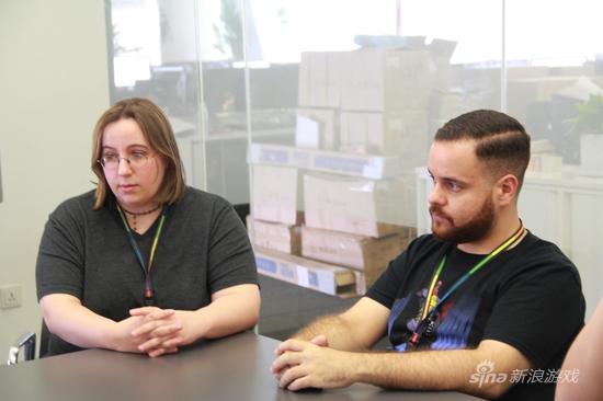 游戏设计师布雷安娜（左）与社区负责人马里奥（右）