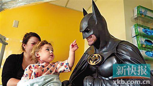 鲁滨逊因经常扮成著名漫画人物“蝙蝠侠”到医院探望病童而闻名