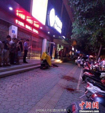 图为男子被人割喉身亡现场。图片来自网络 周利朔 摄