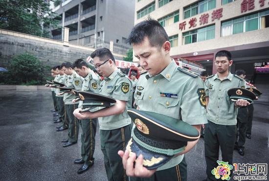 重庆市消防部队沉痛悼念天津港爆炸事故牺牲战