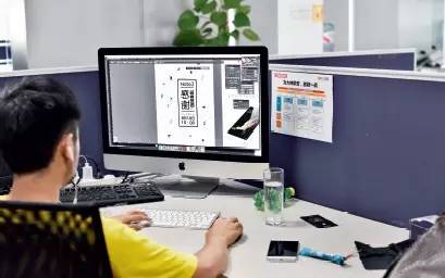 美編在為大神Note3作設計海報