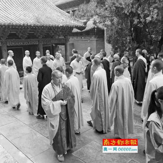  8月14日，少林寺为天津爆炸死伤者诵经祈福，方丈释永信在现场。南都记者 曹晶晶 摄