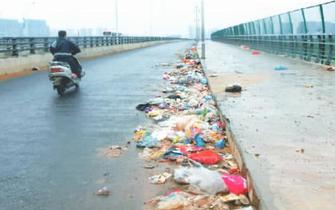 航海路高架橋由西向東下橋匝道上到處是生活垃圾