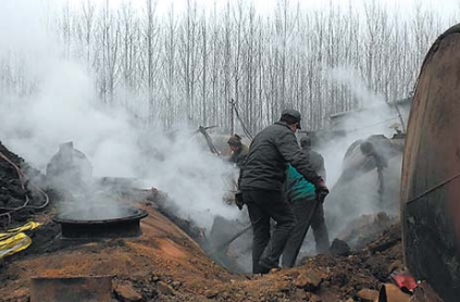 在推出“跨区域环境污染治理”模式之前，一些非法炼油厂将设备放到周村与邹平交界处生产，让环保执法很头疼。(资料片)