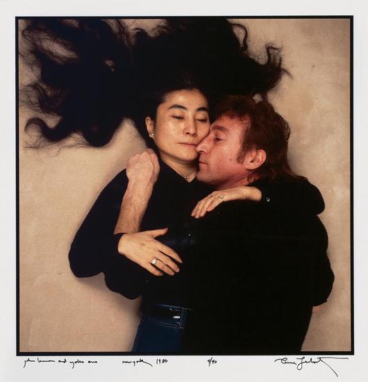 1980年8月22日,约翰·列侬和他的妻子小野洋子抵达纽约的一家唱片公司