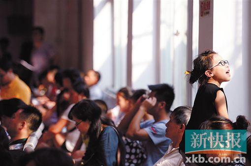 ■近期暑假眼科、口腔医院天天爆棚,不少家长带着孩子就诊。 新快报记者 孙毅/摄