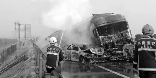 济青北线高速公路， 一辆危化车与前方一小轿车发生事故后起火。 （资料片）