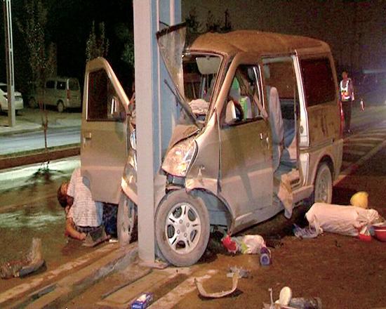 男子抱著女子不肯松手