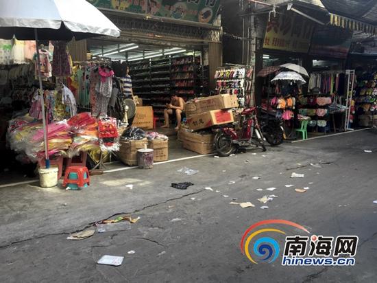 快餐盒、饮料瓶、纸屑……不过数百米长的博爱南横路上,到处可见路人和部分居民、商户随意往地上丢弃的各种各样的垃圾。