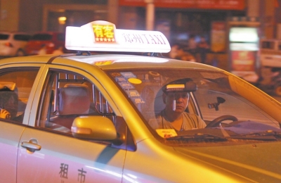 出租車新換的車頂燈很醒目