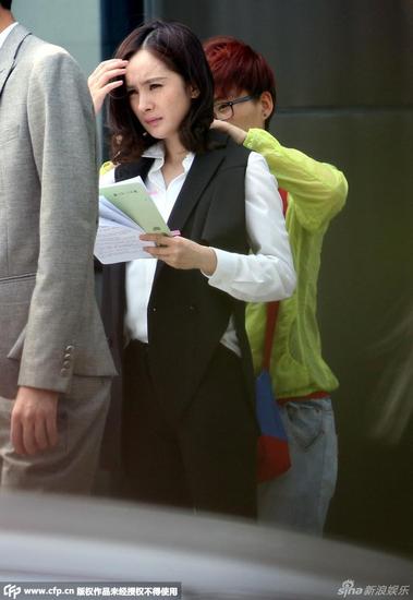 开拍前走戏时剧本不离手