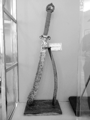 八路军使用的抗战大刀，其刀身上注有保卫团字样。是研究八路军在抗战时期单兵装备武器的重要佐证。
