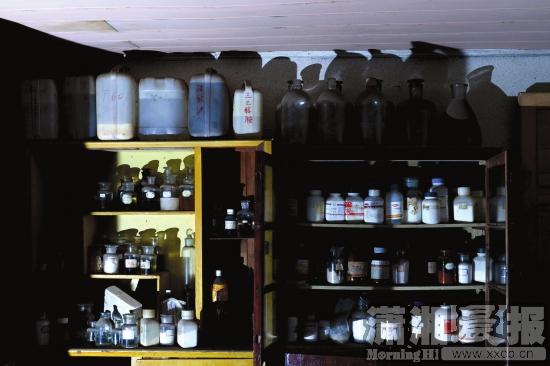 8月19日，侯家塘社区红旗区四片，近200个装有化学品的瓶瓶罐罐堆放在30平米 的民房中，其中不乏危险化学品。图/记者谢长贵