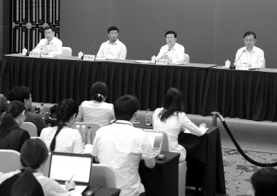 19日下午的第10场新闻发布会上，天津市市长黄兴国介绍救灾处置情况。 新华社发