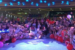 By2七夕空降湖北举办签唱会 粉丝激动表白