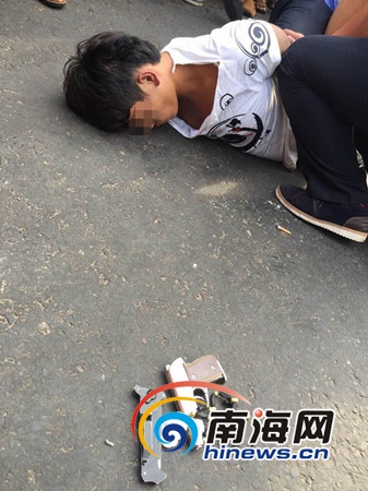 男子被控制(琼山交警供图)