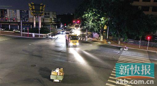 ■每晚在大干围码头对出路段,泥头车络绎不绝地运送余泥。