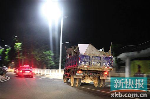 ■深夜出现在体育西路的泥头车。