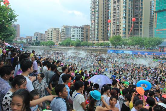 2015广东连山七月香壮家戏水节昨日拉开序幕。据了解,从20日起的四天里,丰富多彩的壮瑶民族民间艺术展演、特色美食及名优特产展销、戏水狂欢等精彩活动将相继举办。与往年不同的是,今年还新增了户外嘉年华、萤火虫之夜、穿越之夜三大活动。连山公安局预计,将有15万人参与到戏水节活动中。 据连山县委书记温国伟介绍,今年的戏水节为期4天,以连山七月香,欢乐嘉年华为主题,安排有祭水祈福、戏水狂欢、歌舞表演、民族民间艺术展演、连山味道民族特色美食、名优特产展销、户外帐篷欢乐嘉年华。 连山县长冯
