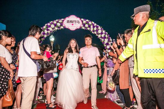 七夕夜，百對情侶走紅毯集體“完婚”