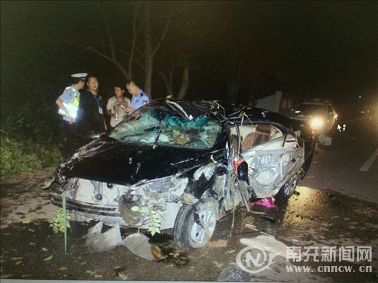南充西充发生惨烈车祸 轿车将摩托车撞翻近百米