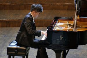 薛汀哲七夕深圳办音乐会 观众惊喜庆生