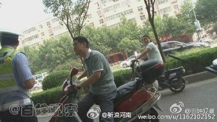 郑州男子质疑交警贴条 因说太缺德被带走