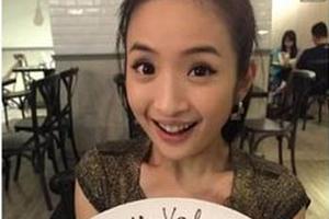 林依晨过七夕晒与蛋糕合照 表情搞怪呆萌