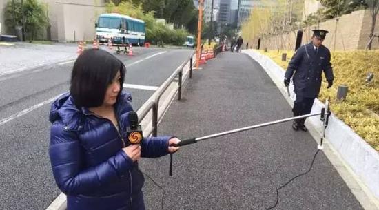 怎么用手机+自拍杆做电视新闻报道? |自拍|电