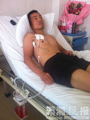 8月22日，凤凰县人民医院，肋骨骨折的导游周三胜在接受治疗。 家属供图
