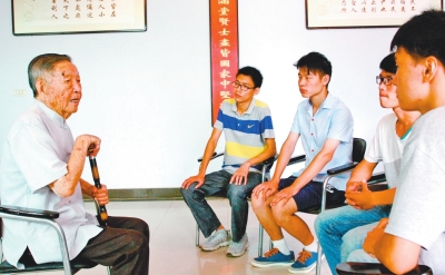 杨景尧先生与受资助的大学生谈心