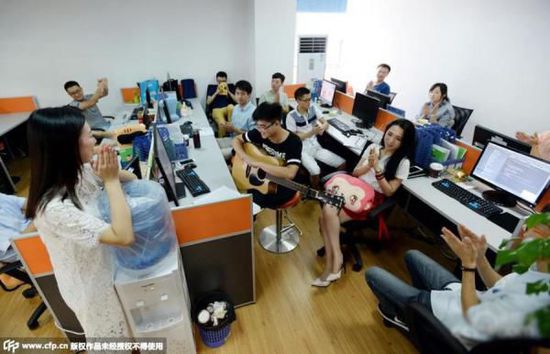 休息时间,鼓励师会组织大家一起搞活动