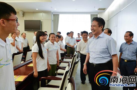 八月二十一日，天津科技大学海南少数民族特招班学生代表座谈会在省委办公楼召开。图为省委书记罗保铭会后与学生们亲切交流。海南日报记者王凯摄