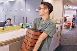 谢霆锋为女职员送货上门 遭包围追进电梯