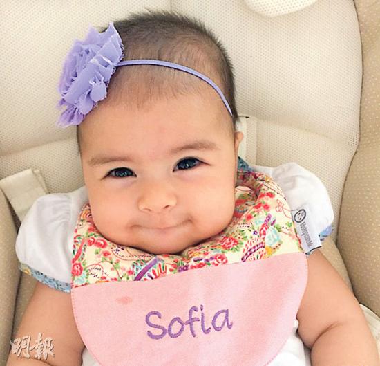 Sofia打扮可爱，加上甜美笑容，绝对是美女宝宝。