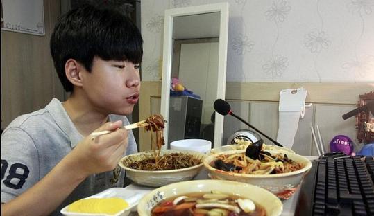 金成镇是一个瘦小的14岁少年,网名Patoo