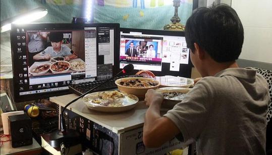 金成镇是一个瘦小的14岁少年,网名Patoo