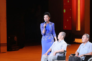 周涛罕见露面登台主持 穿印花裙优雅依旧